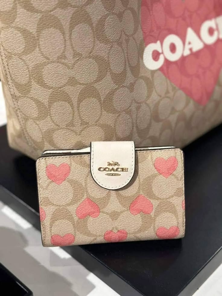 NWT Coach Medium Corner Zip Wallet In Signature Canvas With Heart Print CQ146