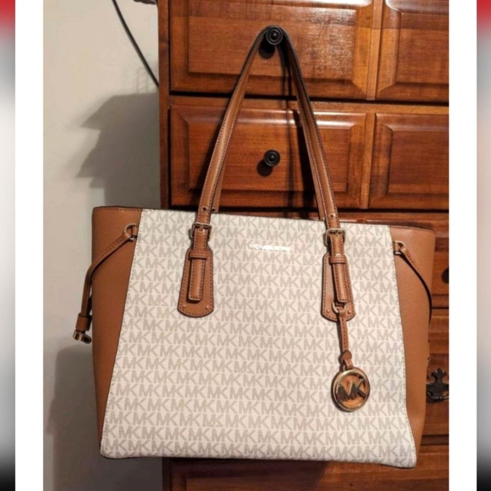 Michael kors 
Voyager  large  Logo Tote Bag
