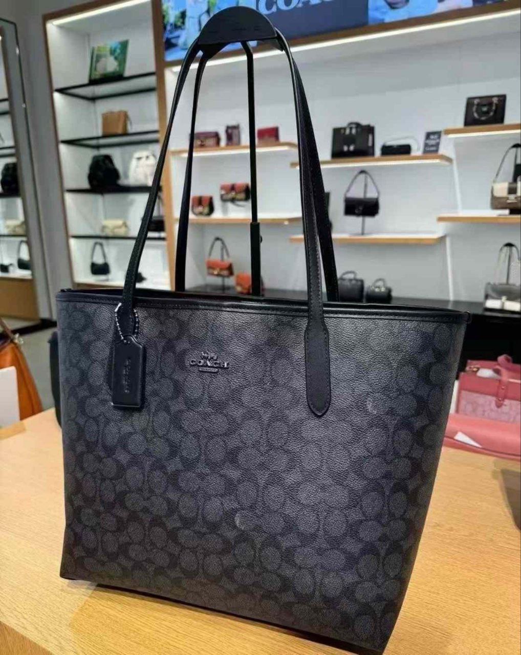 Coach
City Tote in Signature Canvas