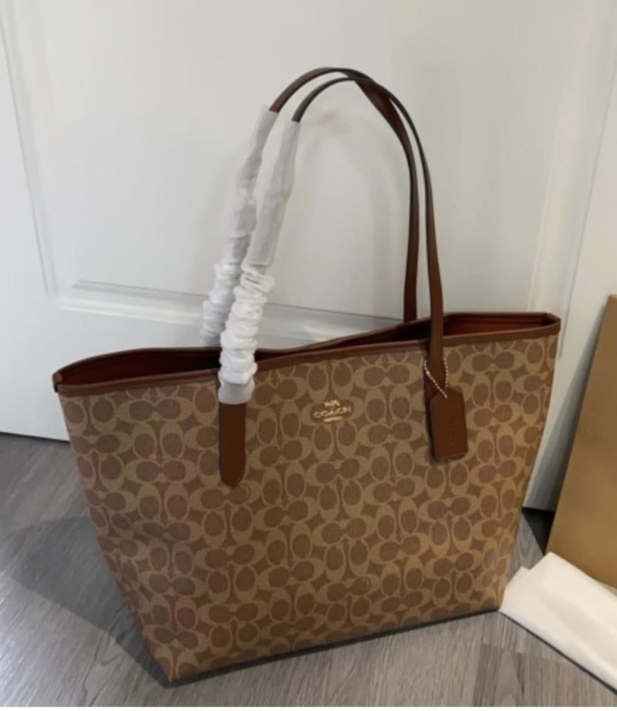 Coach
City Tote in Signature